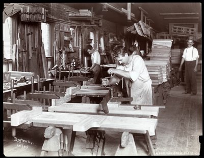 Menn som arbeider i Hardman, Peck und Co. pianofabrikk, New York, 1907 (sølv gelatintrykk) av Byron Company