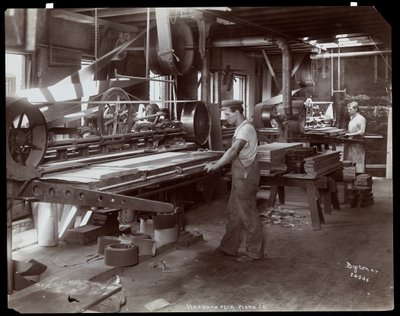 Menn som arbeider i Hardman, Peck und Co. pianofabrikk, New York, 1907 (sølv gelatintrykk) av Byron Company