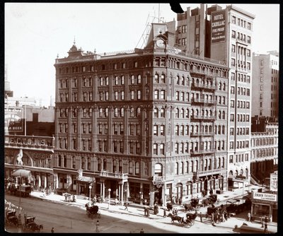 Nordøstlige hjørne av Hotel Cadillac på Broadway og 43rd Street, New York, 1907 (sølv gelatintrykk) av Byron Company
