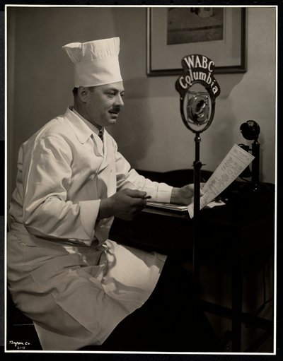 Portrett av kokk Maurice Hervieux ved mikrofonen på Hotel Commodore, 1930 (sølv gelatintrykk) av Byron Company