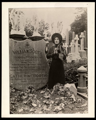 Portrett av Eva Booth ved graven til faren hennes, general William Booth, ca. 1915 (sølv gelatintrykk) av Byron Company