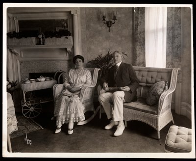Portrett av Mr. og Mrs. Howard sittende posert i en stue i hjemmet deres på 200 5th Avenue, New York, 1916-6 (sølv gelatintrykk) av Byron Company