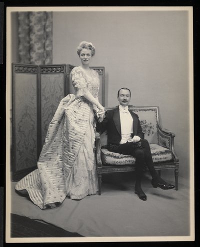 Portrett av en uidentifisert mann og kvinne på James Hazen Hyde Ball, New York, 31. januar 1905 (sølv gelatintrykk) av Byron Company