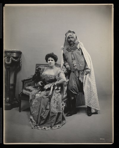 Portrett av en uidentifisert mann og kvinne på James Hazen Hyde Ball, New York, 31. januar 1905 (sølv gelatintrykk) av Byron Company