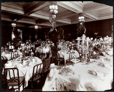 Bord dekket til Electric Clubs bankett på Hotel Delmonico, 1902 (sølv gelatintrykk) av Byron Company
