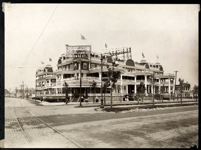 Hotel Shelburne ved Sea Breeze Avenue og Ocean Parkway, Coney Island, New York, ca. 1913 (sølv gelatintrykk) av Byron Company