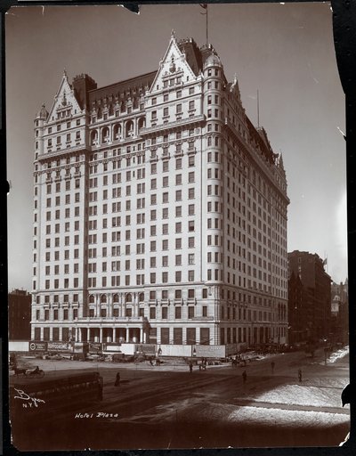 Plaza Hotel under bygging, 5th Avenue og 59th Street, New York, ca. 1907 (sølv gelatintrykk) av Byron Company