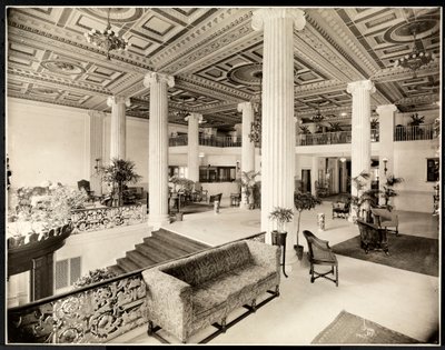 Inngangen og lobbyen til Robert Treat Hotel, Newark, New Jersey, 1916 (sølv gelatintrykk) av Byron Company
