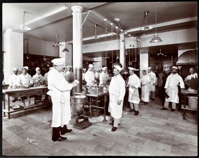 Kjøkkenet på Hotel Manhattan, 1902 (sølv gelatintrykk) av Byron Company