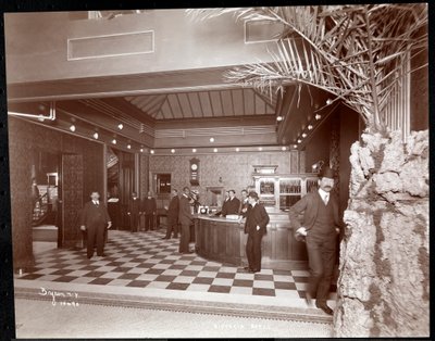 Lobbyen og registreringsskranken på Hotel Victoria, 1900 eller 1901 (sølv gelatintrykk) av Byron Company