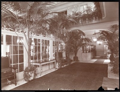 Lobbyen og registreringsskranken på Ritz-Carlton Hotel, ca. 1910-11 (sølv gelatintrykk) av Byron Company
