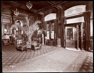 Lobbyen på Hotel Victoria, 1901 eller 1902 (sølv gelatintrykk) av Byron Company