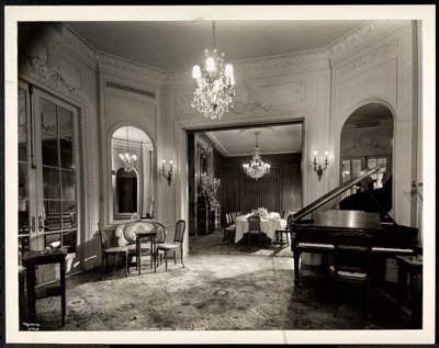 Musikkrommet til Louis XVI Suite på Hotel St. Regis, 1937 (sølv gelatintrykk) av Byron Company