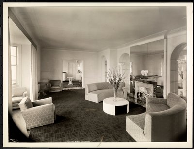 Stuen i toppleiligheten på Hotel St. Regis, 1937 (sølv gelatintrykk) av Byron Company