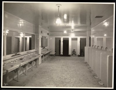 Toaletter på Hotel Pennsylvania, 1918 (sølv gelatintrykk) av Byron Company