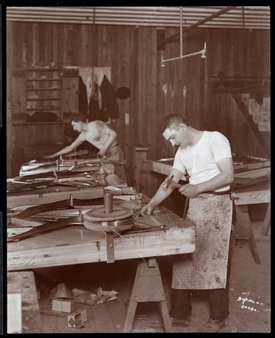 To menn arbeider i Harrington Piano Co.-fabrikken, 1907 (sølv gelatintrykk) av Byron Company