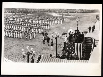Utsikt over prinsesse Eulalia av Spania som gjennomgår det 7. regiment som marsjerer i Columbus Celebration Parade på Savoy Hotel, New York, 1899 (sølv gelatintrykk) av Byron Company