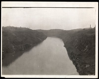 Utsikt over en nygravd del av Panamakanalen under bygging, 1912 eller 1913 (sølvgelatintrykk) av Byron Company