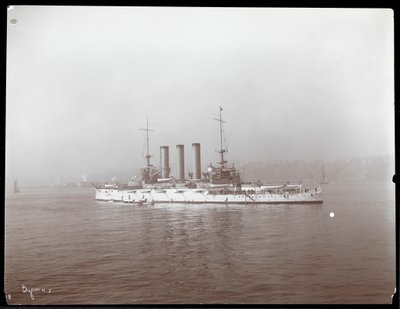 Utsikt over et militærskip, antagelig ved Hudson River nær West Point ved besøket til prins Louis av Battenberg, 1905 (sølvgelatintrykk) av Byron Company