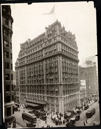 Utsikt over Hotel Knickerbocker, Broadway og 42nd Street, New York, 1912 (sølv gelatintrykk) av Byron Company