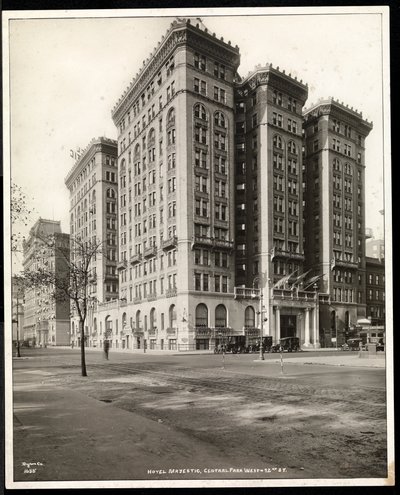 Utsikt over Hotel Majestic på 72nd Street fra hele Central Park West, New York, 1920 (sølv gelatintrykk) av Byron Company