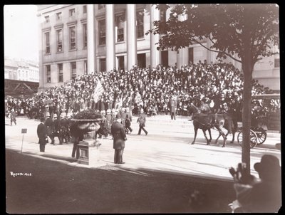 Utsikt over folkemengden på trappene til Brooklyn Borough Hall under Brooklyn Police Parade, 1897 (sølv gelatintrykk) av Byron Company
