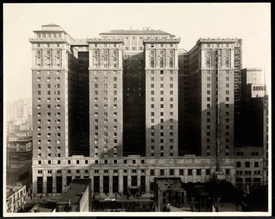 Utsikt over sørsiden av Hotel Pennsylvania, 7th Avenue og 32nd Street, New York, 1919 (sølv gelatintrykk) av Byron Company