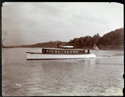 Utsikt over yachten Delicia of the New York Yacht, Launch und Engine Co. på Hudson River nær Morris Heights, New York, 1903 (sølv gelatintrykk) av Byron Company