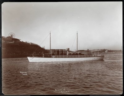Utsikt over yachten Mousquetaire of the New York Yacht, Launch und Engine Co. on the Harlem River, New York, 1905 (sølv gelatintrykk) av Byron Company