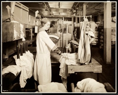 Kvinner merker poser med klesvask på Carolyn Laundry på 111 east 128th Street, East Harlem, New York, 1928 (sølv gelatintrykk) av Byron Company