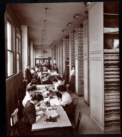 Kvinner som arbeider i et arkivrom, under mannlig tilsyn, ved Metropolitan Life Insurance Co. på 23rd Street og Madison Avenue, New York, 1907 (sølv gelatintrykk) av Byron Company