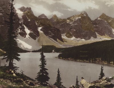 Moraine Lake og Valley of Ten Peaks (fargebilde) av Byron Hill Harmon