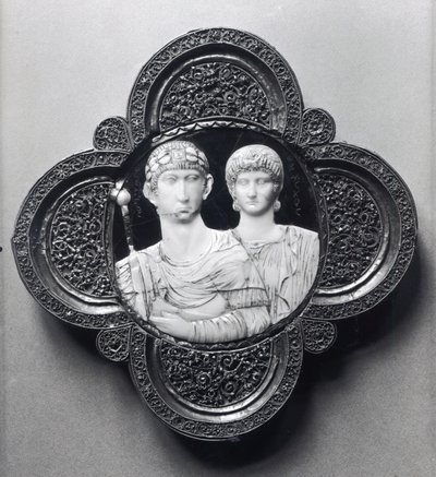 Cameo som viser keiser Honorius (395-423) og hans kone, Maria (elfenben og metall) (se også 189590) av Byzantine