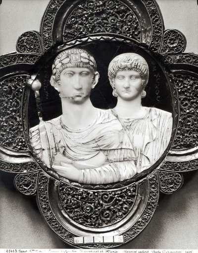 Cameo som viser keiser Honorius (395-423) og hans kone, Maria (elfenben og metall) (se også 189591) av Byzantine