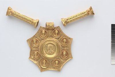 Åttekantet anheng, og to avstandsstykker i form av korintiske søyler, 324-326 (gull) av Byzantine