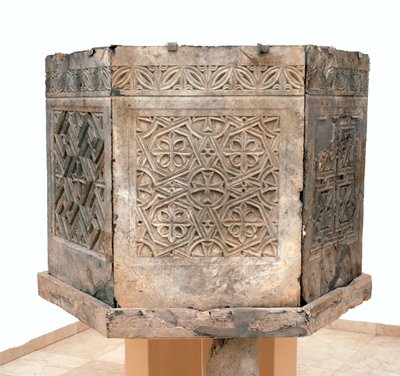 Ambo fra den bysantinske kirken Saint Theodoros, Beit Sila, Jerusalem, 600-tallet e.Kr. (bituminøs stein) av Byzantine Byzantine