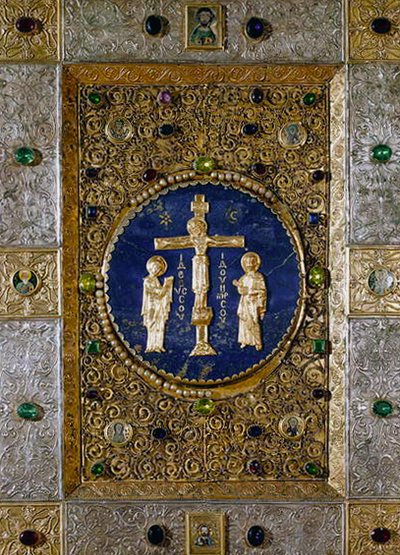 Ikon som viser Kristus på korset mellom jomfruen og døperen Johannes med medaljonger av de fire evangelistene av Byzantine Byzantine