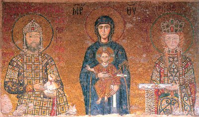 Jomfruen med barn mellom keiser Johannes II Comnenus og hans kone, Irene, c1118. av Byzantine Master.