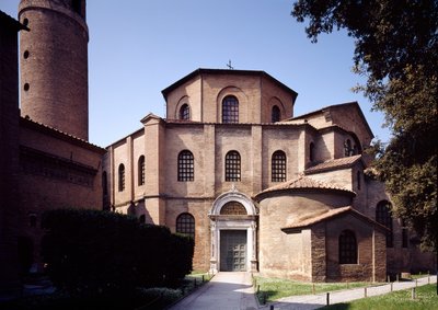 Fasade på kirken, ca. 547 e.Kr av Byzantine School