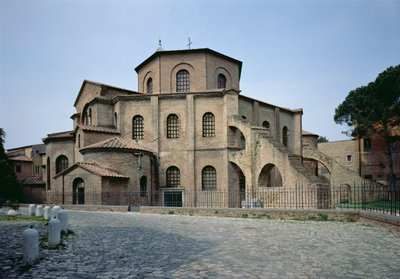 Bakre fasade av kirken, ca. 547 e.Kr av Byzantine School
