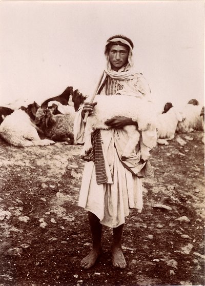 En gjetergutt som bærer et lam, ca. 1894-1914 av C.A. Hornstein
