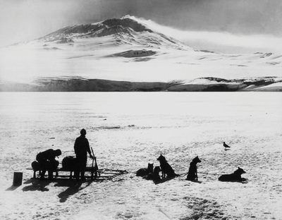 Sydpolekspedisjon av Robert Falcon Scott (1868-1912), oppdagelsesreisende før Erebus-vulkanen på Ross-øya, 15. januar av J.B. and Brown J. Rowbotham
