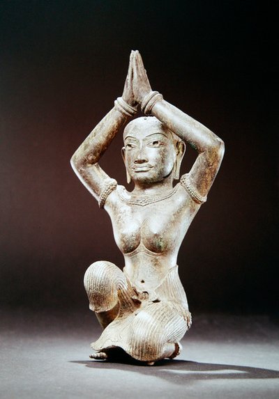 Knælende kvinne, andre halvdel av 1000-tallet (bronse med sølvinnlegg og spor av gull) av Cambodian