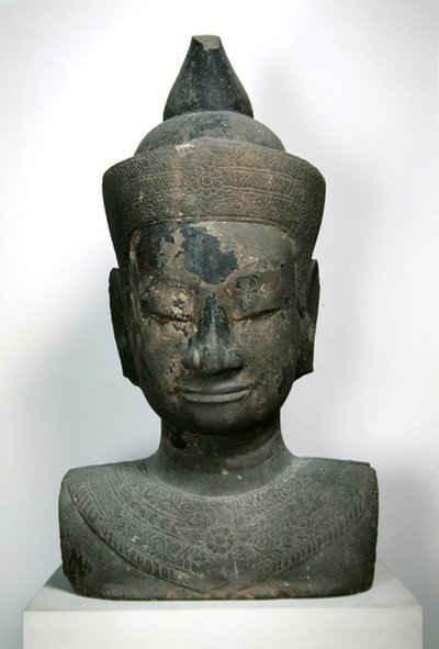 Dekorert byste av Buddha; 15.–16. ventur (sandstein) av Cambodian School