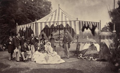 Gruppe velkledde mennesker foran et utendørs telt av Camille Silvy