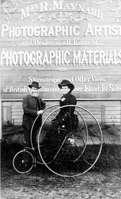 Richard og Hannah Maynard utenfor Mrs. Maynards studio, 1880-tallet av Canadian Photographer