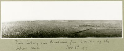 Utsikt over Beersheba fra to mil oppover Hebron Road, 3. november 1917 av Capt. Arthur Rhodes