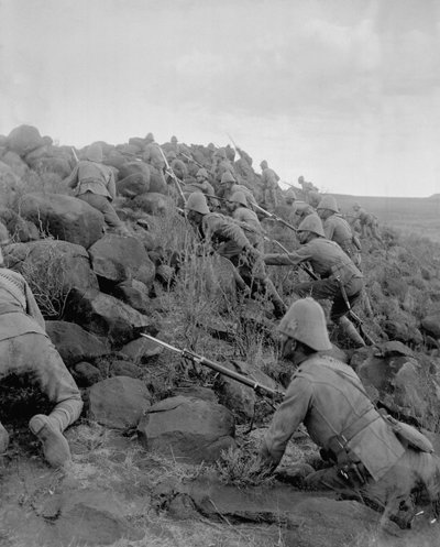 Kanadiske tropper klatrer på en kopje under Boerekrigen (1899-1902) fra et album med fotografier satt sammen av A.S. Pratt, 1900-02 (bw-bilde) av Captain J.A. Holson