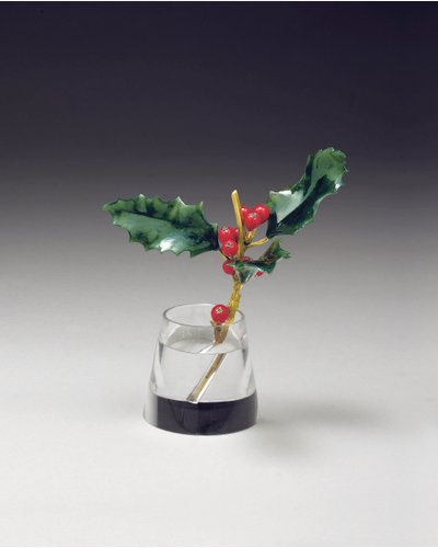 Holly spray i en avsmalnende vase, ca. 1890 av Carl Fabergé