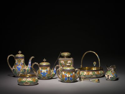 Varmtvannsgryte, dekket sukkerskål, tebolle, tekanne, sukkertang, sitrongaffel, sukkerkurv, kakekurv, fløtekanne, tesil og sukkersikt, før 1896 og 1896-1906 av Carl Fabergé